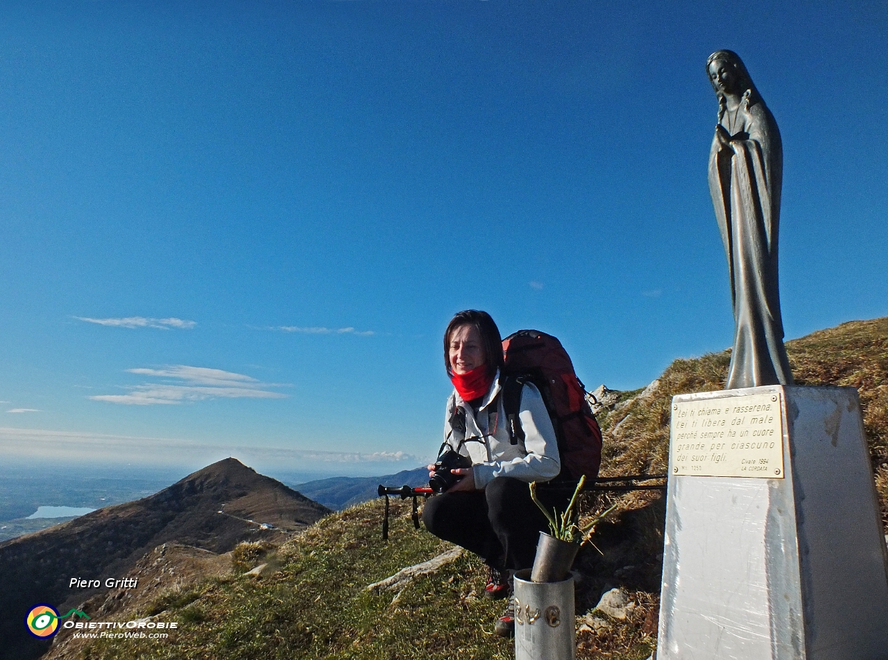 83 alla Madonnina del Monte Rai con  Cornizzolo....JPG